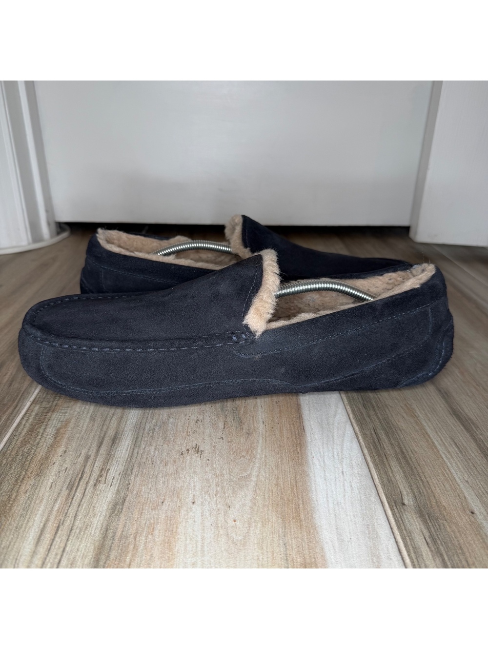 UGG Ascot Black Leather Slippers Sherpa Wool Blend Insoles Men’s Sz 15 - Picture 7 of 9